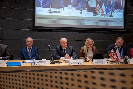 Cztery osoby w strojach oficjalnych siedzi przy stole prezydialnym. Od prawej:  Marek Neckier, dyr. LAWP; Jarosław Stawiarski, Marszałek Województwa Lubelskiego; Anna Brzyska, dyr. DZ PR, Piotr Budyńczuk, zastępca dyr. DZ PR 