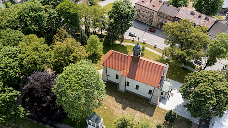 Widok z lotu ptaka na niewielki kościół w Kraśniku