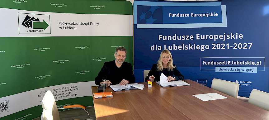 Na zdjęciu osoby podpisujące porozumienie: Pani Małgorzata Reszka-Ryczek Wicedyrektor ds. Organizacji i Funduszy w Wojewódzkim Urzędzie Pracy w Lublinie oraz Pan Jacek Bury Zastępca Wojewódzkiego Komendanta Ochotniczych Hufców Pracy Lubelskiej Wojewódzkiej Komendy OHP