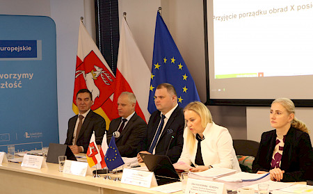 X posiedzenie Komitetu Monitorującego. Stół prezydialny, przy którym siedzi pięć osób, w tym dwie kobiety (od lewej)