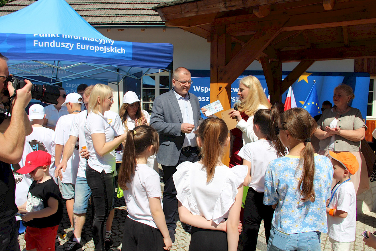 Kazimierz Dolny. Rynek Dziesiątki dzieci i młodzieży bawi się podczas obchodów 20-lecia przystąpienia Polski do Unii Europejskiej