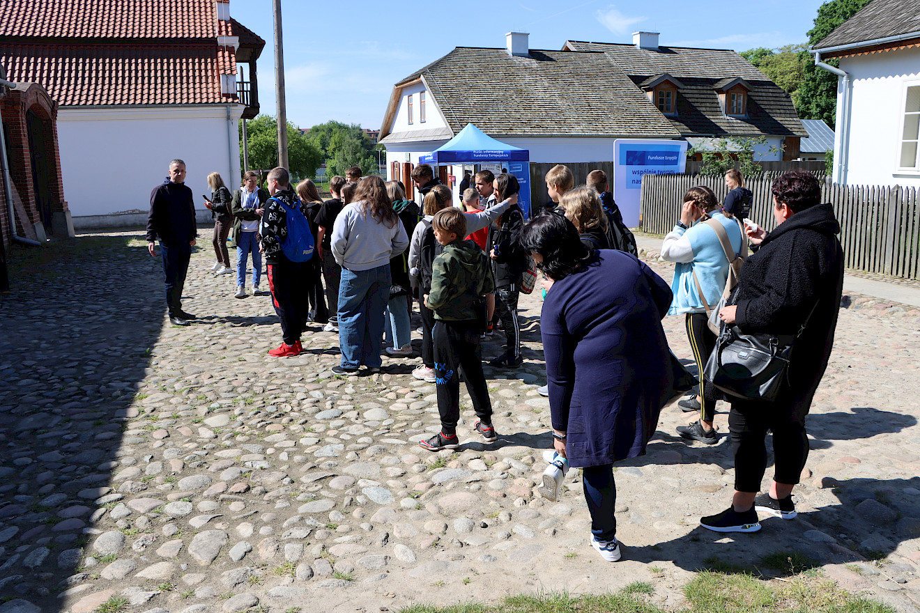 Lokomotywy Funduszy Europejskich. Grupa ludzi w lubelskim skansenie
