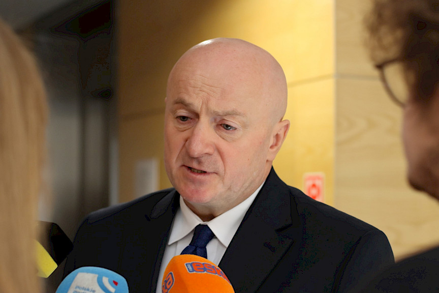 Marszałek Województwa Lubelskiego, Pan Jarosław Stawiarski udziela wywiadu lokalnym radiostacjom.