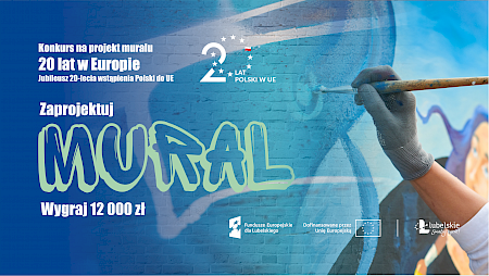 Plakat na niebieskim tle. Ręka trzymając pędzel maluje mural. Napis konkurs na projekt muralu 20 lat w Europie. Jubileusz 20-lecia wstąpienia Polski do UE. Zaprojektuj mural. Wygraj 12000 zł. Logo 20 lat Polski w UE.
