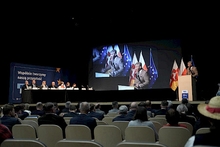 Posiedzenie Komitetu Monitorującego Fundusze Europejskie dla Lubelskiego, widok sali z ekranem w tle