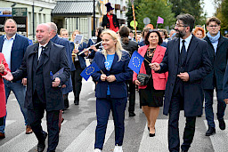 2024 r. Biłgoraj. Marszałek Piotr Breś oraz Pani Dyrektor Departamentu Zarządzania Programami Regionalnymi idą na czele pochodu