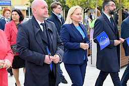 Rodzinny Piknik Europejski – 29 września 2024 r. Biłgoraj. Marszałek Piotr Breś, Burmistrz Biłgoraja oraz Pani Dyrektor Departamentu Zarządzania Programami Regionalnymi wchodzą z pochodem na Plac Wolności