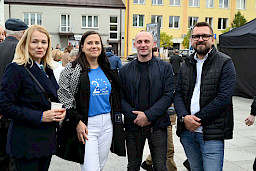 Rodzinny Piknik Europejski – 29 września 2024 r. Biłgoraj. Na pierwszym planie dyrektorzy Urzędu Marszałkowskiego.