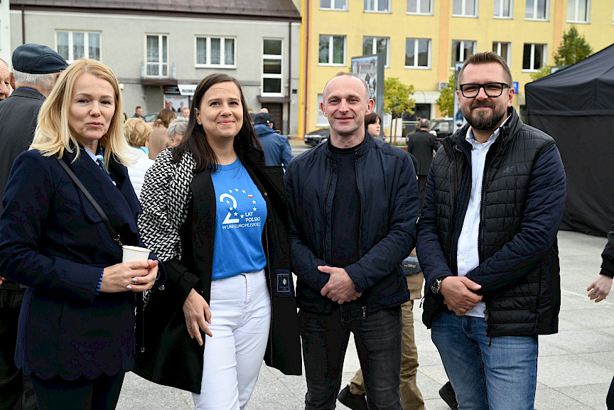 Rodzinny Piknik Europejski – 29 września 2024 r. Biłgoraj. Na pierwszym planie dyrektorzy Urzędu Marszałkowskiego.