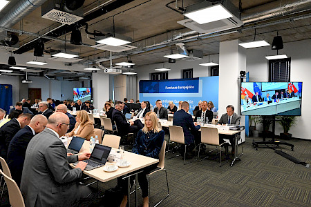 XVII posiedzenie Komitetu Monitorującego Fundusze Europejskie dla Lubelskiego na lata 2021-2027. Sala konferencyjna w Lubelskiej Agencji Wspierania Przedsiębiorczości. Za stołami siedzą członkowie komitetu.