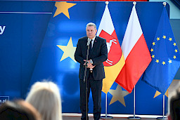 Uroczyste wręczenie umów z Działania 10.4 w Radzyniu Podlaskim w dniu 21.10.2024 r. Starosta Radzyński na tle ścianki funduszy europejskich przemawia do zgromadzonych gości.