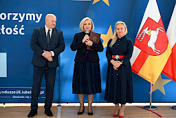 Uroczyste wręczenie umów z Działania 10.4 w Radzyniu Podlaskim w dniu 21.10.2024 r. Na tle ścianki funduszy europejskich stoi Marszałek Jarosław Stawiarski oraz beneficjent z wręczoną umową.