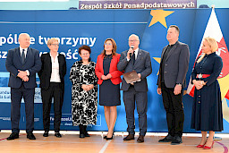 Uroczyste wręczenie umów z Działania 10.4 w Radzyniu Podlaskim w dniu 21.10.2024 r. Na tle ścianki funduszy europejskich stoi Marszałek Jarosław Stawiarski oraz beneficjent z wręczoną umową.