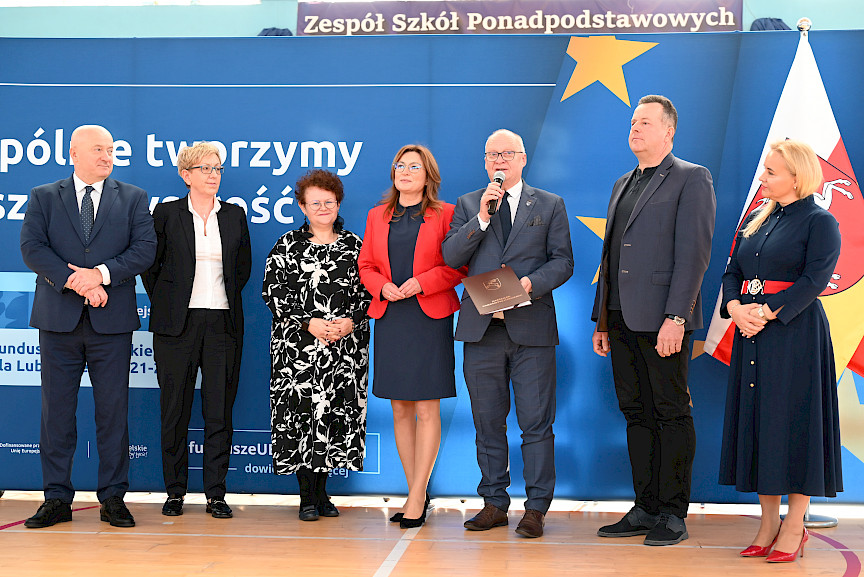 Uroczyste wręczenie umów z Działania 10.4 w Radzyniu Podlaskim w dniu 21.10.2024 r. Na tle ścianki funduszy europejskich stoi Marszałek Jarosław Stawiarski oraz beneficjent z wręczoną umową.
