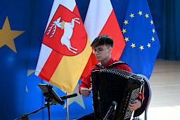 Uroczyste wręczenie umów z Działania 10.4 w Radzyniu Podlaskim w dniu 21.10.2024 r. Występ muzyczny uczniów szkoły, w której wręczano umowy. Uczniowie grają na akordeonach