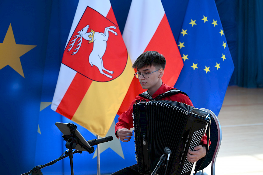 Uroczyste wręczenie umów z Działania 10.4 w Radzyniu Podlaskim w dniu 21.10.2024 r. Występ muzyczny uczniów szkoły, w której wręczano umowy. Uczniowie grają na akordeonach