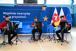 Uroczyste wręczenie umów z Działania 10.4 w Radzyniu Podlaskim w dniu 21.10.2024 r. Występ muzyczny uczniów szkoły, w której wręczano umowy. Uczniowie grają na akordeonach