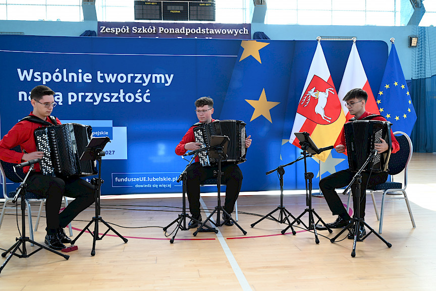 Uroczyste wręczenie umów z Działania 10.4 w Radzyniu Podlaskim w dniu 21.10.2024 r. Występ muzyczny uczniów szkoły, w której wręczano umowy. Uczniowie grają na akordeonach