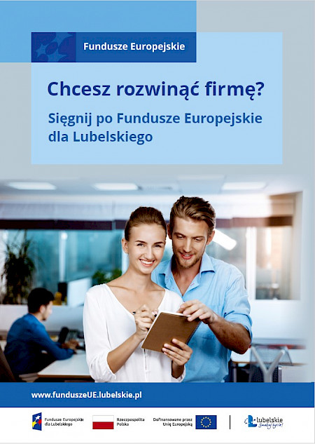 Para na niebieskim tle w biurze z logo funduszy europejskich