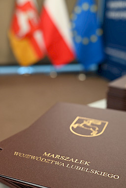 Uroczyste wręczenie umów o dofinansowanie projektów w ramach Działania 8.8 Wsparcie rodziny i pieczy zastępczej (13 umów), 10.5 Wsparcie edukacji w ramach Zintegrowanych Inwestycji Terytorialnych (1 umowa), 10.6 Uczenie się osób dorosłych (12 umów).