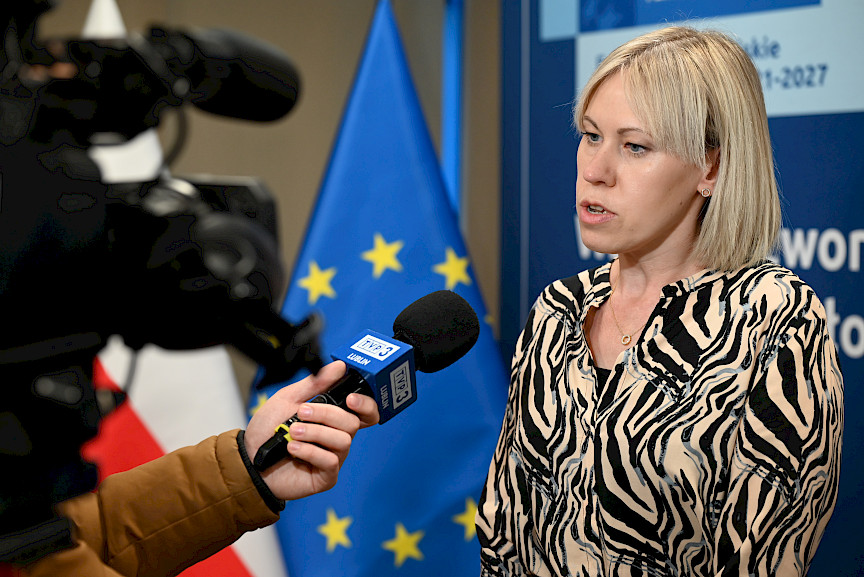Uroczyste wręczenie umów o dofinansowanie projektów w ramach Działania 8.8 Wsparcie rodziny i pieczy zastępczej (13 umów), 10.5 Wsparcie edukacji w ramach Zintegrowanych Inwestycji Terytorialnych (1 umowa), 10.6 Uczenie się osób dorosłych (12 umów).
