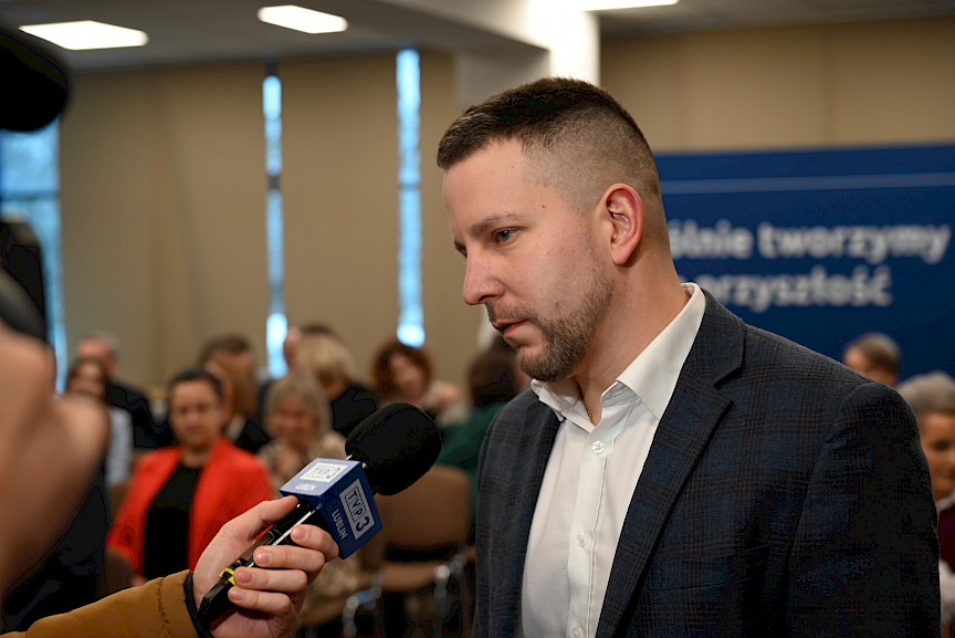 Uroczyste wręczenie umów o dofinansowanie projektów w ramach Działania 8.8 Wsparcie rodziny i pieczy zastępczej (13 umów), 10.5 Wsparcie edukacji w ramach Zintegrowanych Inwestycji Terytorialnych (1 umowa), 10.6 Uczenie się osób dorosłych (12 umów).