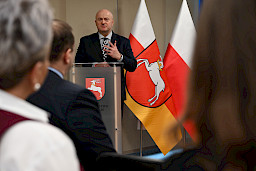 Uroczyste wręczenie umów o dofinansowanie projektów w ramach Działania 8.8 Wsparcie rodziny i pieczy zastępczej (13 umów), 10.5 Wsparcie edukacji w ramach Zintegrowanych Inwestycji Terytorialnych (1 umowa), 10.6 Uczenie się osób dorosłych (12 umów).