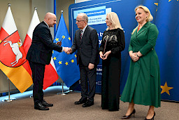 Uroczyste wręczenie umów o dofinansowanie projektów w ramach Działania 8.8 Wsparcie rodziny i pieczy zastępczej (13 umów), 10.5 Wsparcie edukacji w ramach Zintegrowanych Inwestycji Terytorialnych (1 umowa), 10.6 Uczenie się osób dorosłych (12 umów).