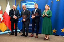Uroczyste wręczenie umów o dofinansowanie projektów w ramach Działania 8.8 Wsparcie rodziny i pieczy zastępczej (13 umów), 10.5 Wsparcie edukacji w ramach Zintegrowanych Inwestycji Terytorialnych (1 umowa), 10.6 Uczenie się osób dorosłych (12 umów).