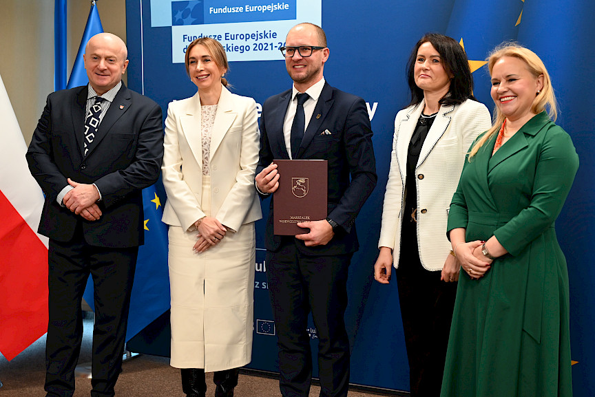Uroczyste wręczenie umów o dofinansowanie projektów w ramach Działania 8.8 Wsparcie rodziny i pieczy zastępczej (13 umów), 10.5 Wsparcie edukacji w ramach Zintegrowanych Inwestycji Terytorialnych (1 umowa), 10.6 Uczenie się osób dorosłych (12 umów).
