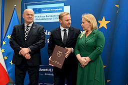 Uroczyste wręczenie umów o dofinansowanie projektów w ramach Działania 8.8 Wsparcie rodziny i pieczy zastępczej (13 umów), 10.5 Wsparcie edukacji w ramach Zintegrowanych Inwestycji Terytorialnych (1 umowa), 10.6 Uczenie się osób dorosłych (12 umów).