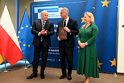 Uroczyste wręczenie umów o dofinansowanie projektów w ramach Działania 8.8 Wsparcie rodziny i pieczy zastępczej (13 umów), 10.5 Wsparcie edukacji w ramach Zintegrowanych Inwestycji Terytorialnych (1 umowa), 10.6 Uczenie się osób dorosłych (12 umów).