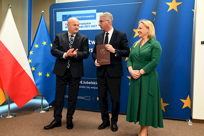 Uroczyste wręczenie umów o dofinansowanie projektów w ramach Działania 8.8 Wsparcie rodziny i pieczy zastępczej (13 umów), 10.5 Wsparcie edukacji w ramach Zintegrowanych Inwestycji Terytorialnych (1 umowa), 10.6 Uczenie się osób dorosłych (12 umów).