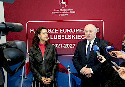 1. Na zdjęciu Zastępca Kierownika Działu ds. Polski, Czech i Słowacji w DG Employment Cinzia Masina i Marszałek Województwa Lubelskiego Jarosław Stawiarski podczas briefingu prasowego dot. spotkania negocjacyjnego z przedstawicielami Komisji Europejskiej. Fot. UMWL