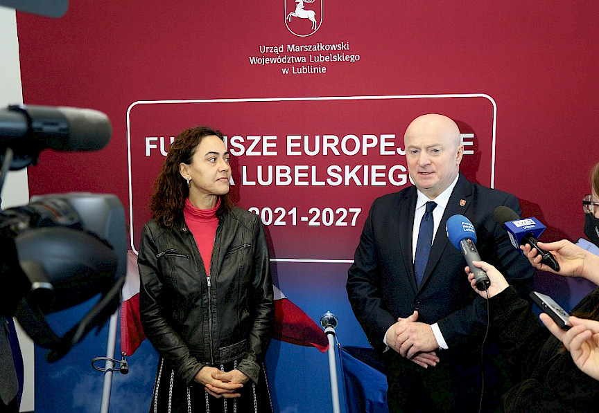 1. Na zdjęciu Zastępca Kierownika Działu ds. Polski, Czech i Słowacji w DG Employment Cinzia Masina i Marszałek Województwa Lubelskiego Jarosław Stawiarski podczas briefingu prasowego dot. spotkania negocjacyjnego z przedstawicielami Komisji Europejskiej. Fot. UMWL