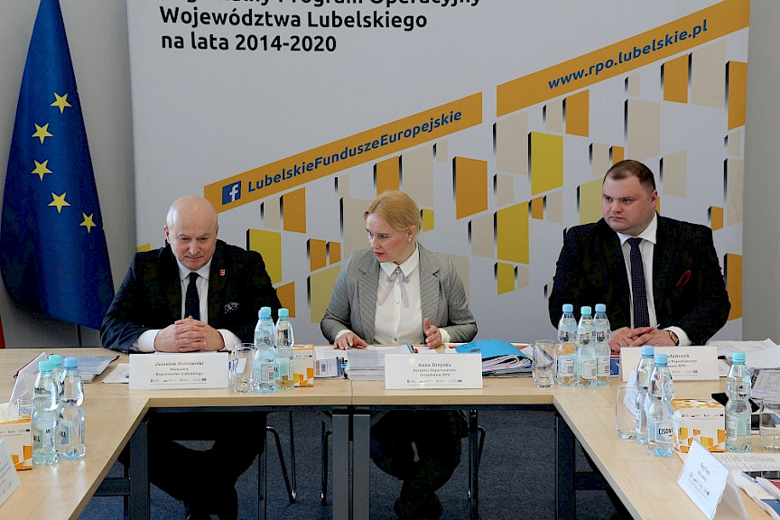 2. Na zdjęciu marszałek Jarosław Stawiarski, Dyrektor Departamentu Zarządzania RPO Urzędu Marszałkowskiego Województwa Lubelskiego w Lublinie Anna Brzyska oraz Zastępca Dyrektora Departamentu Zarządzania RPO Urzędu Marszałkowskiego Województwa Lubelskiego w Lublinie Piotr Budyńczuk podczas spotkania z przedstawicielami Dyrekcji Generalnej ds. Zatrudnienia, Spraw Społecznych i Włączenia Społecznego Komisji Europejskiej (DG EMPL). Rozmowy dotyczyły omówienia zagadnień związanych z programowaniem wsparcia z EFS+ w projekcie programu na lata 2021-2027. Fot. UMWL
