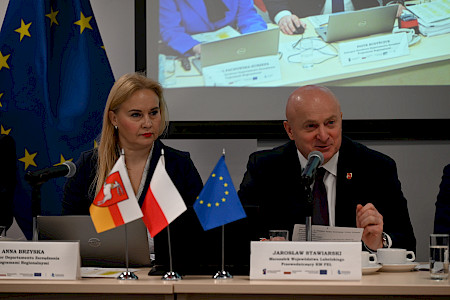 XIX posiedzenie Komitetu Monitorującego Fundusze Europejskie  dla Lubelskiego 2021-2027. Członkowie komitetu siedzą na sali konferencyjnej.