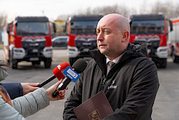 Uroczyste przekazanie sprzętu Straży Pożarnej w Kraśniku, Wicemarszałek Piotr Breś udziela wywiadu TVP i Dziennikowi Wschodniemu.