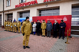 Uroczyste przekazanie sprzętu Straży Pożarnej w Radzyniu Podlaskim.  Uroczyste wciągnięcie flagi Polski na maszt