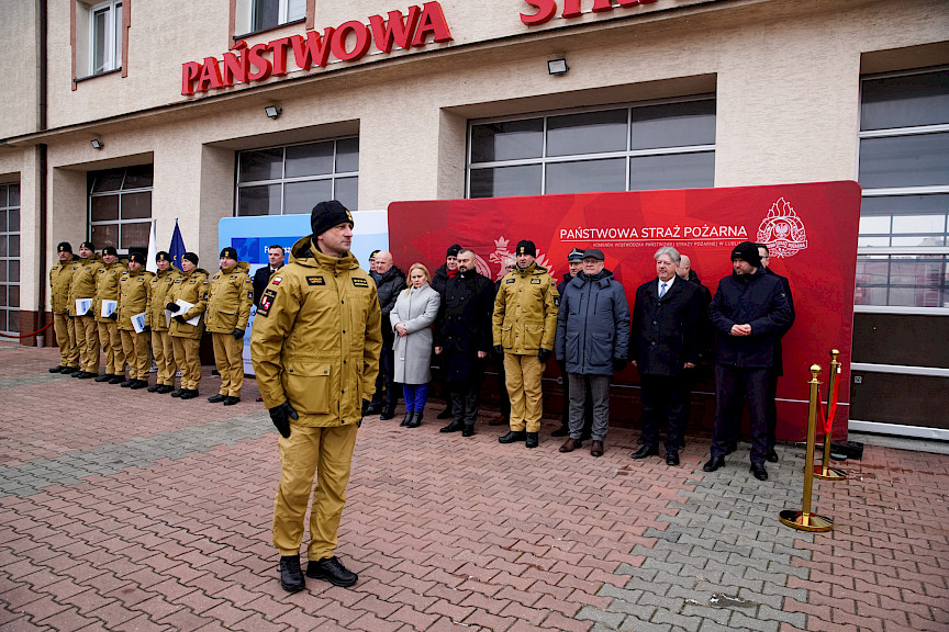 Uroczyste przekazanie sprzętu Straży Pożarnej w Radzyniu Podlaskim.  Uroczyste wciągnięcie flagi Polski na maszt