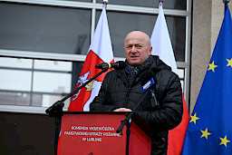 Uroczyste przekazanie sprzętu Straży Pożarnej w Radzyniu Podlaskim. Marszałek Jarosław Stawiarski przemawia do zgormadzonych gości na wydarzeniu.