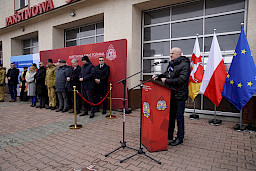 Uroczyste przekazanie sprzętu Straży Pożarnej w Radzyniu Podlaskim. Marszałek Jarosław Stawiarski przemawia do zgormadzonych gości na wydarzeniu.
