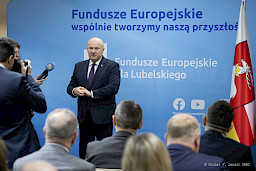 Uroczyste wręczenie umów o dofinansowanie projektów z funduszy europejskich na Integrację społeczną osób najbardziej potrzebujących wsparcia. Marszałek Jarosław Stawiarski z przemawia do zgromadzonych gości na sali konferencyjnej