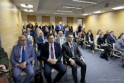 Uroczyste wręczenie umów o dofinansowanie projektów z funduszy europejskich na Integrację społeczną osób najbardziej potrzebujących wsparcia. Zaproszeni goście siedzą na krzesłach w sali konferencyjnej