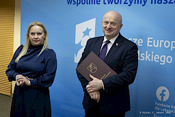 Uroczyste wręczenie umów o dofinansowanie projektów z funduszy europejskich na Integrację społeczną osób najbardziej potrzebujących wsparcia. Marszałek Jarosław Stawiarski z umową w dłoni towarzyszy Dyrektor Departamentu Zarządzania Programami Regionalnymi