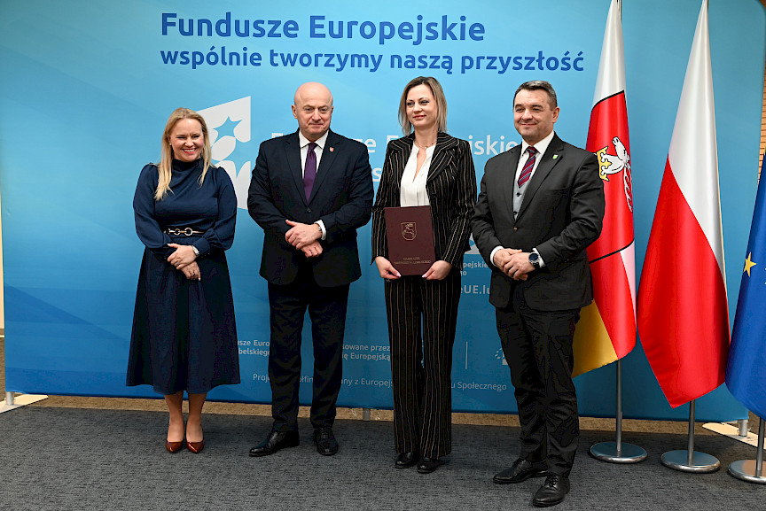 Uroczyste wręczenie umów o dofinansowanie projektów z funduszy europejskich na Integrację społeczną osób najbardziej potrzebujących wsparcia. Marszałek Jarosław Stawiarski z Beneficjentem projektu, który trzyma wręczoną umowę w dłoni.