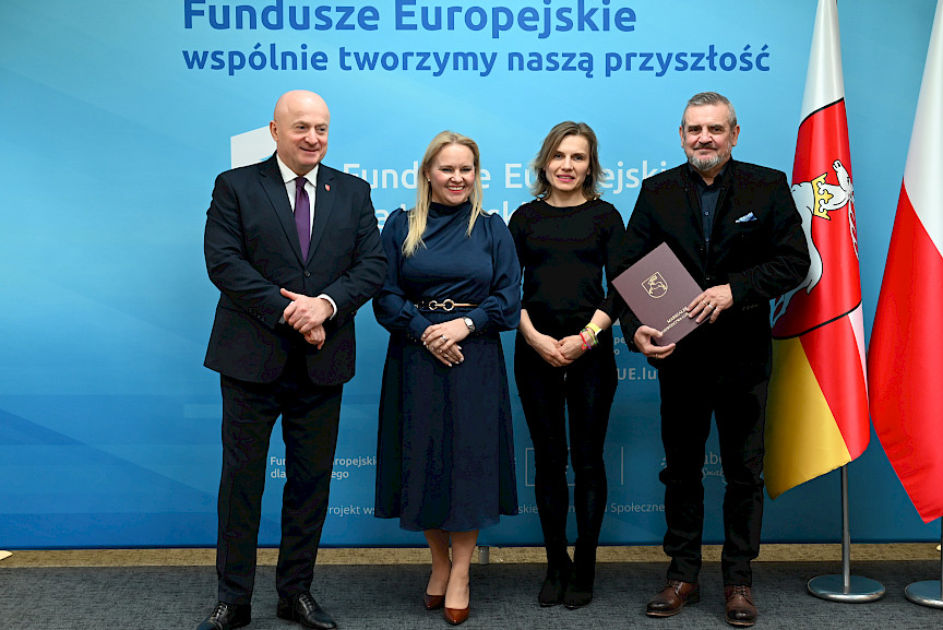 Uroczyste wręczenie umów o dofinansowanie projektów z funduszy europejskich na Integrację społeczną osób najbardziej potrzebujących wsparcia. Marszałek Jarosław Stawiarski z Beneficjentem projektu, który trzyma wręczoną umowę w dłoni.
