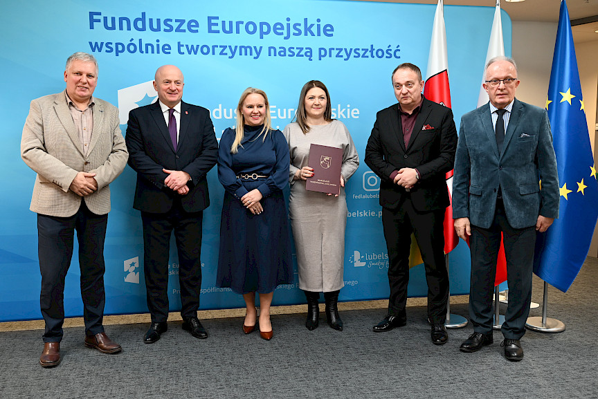 Uroczyste wręczenie umów o dofinansowanie projektów z funduszy europejskich na Integrację społeczną osób najbardziej potrzebujących wsparcia. Marszałek Jarosław Stawiarski z Beneficjentem projektu, który trzyma wręczoną umowę w dłoni.