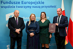 Uroczyste wręczenie umów o dofinansowanie projektów z funduszy europejskich na Integrację społeczną osób najbardziej potrzebujących wsparcia. Marszałek Jarosław Stawiarski z Beneficjentem projektu, który trzyma wręczoną umowę w dłoni.