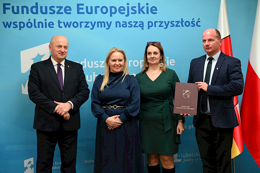 Uroczyste wręczenie umów o dofinansowanie projektów z funduszy europejskich na Integrację społeczną osób najbardziej potrzebujących wsparcia. Marszałek Jarosław Stawiarski z Beneficjentem projektu, który trzyma wręczoną umowę w dłoni.